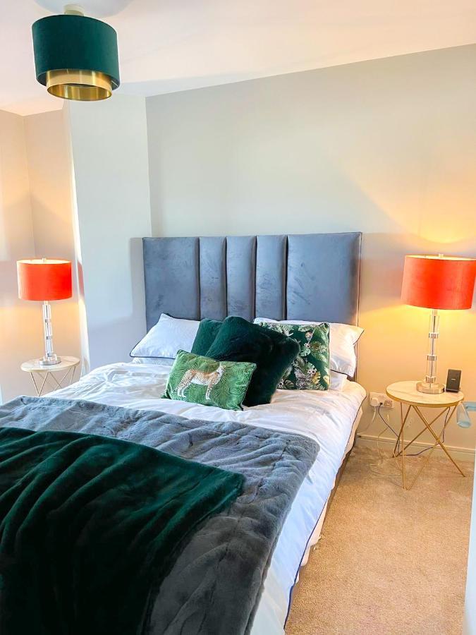 Modern Luxurious Apartment W/ Patio Balcony & View Jordanstown Buitenkant foto